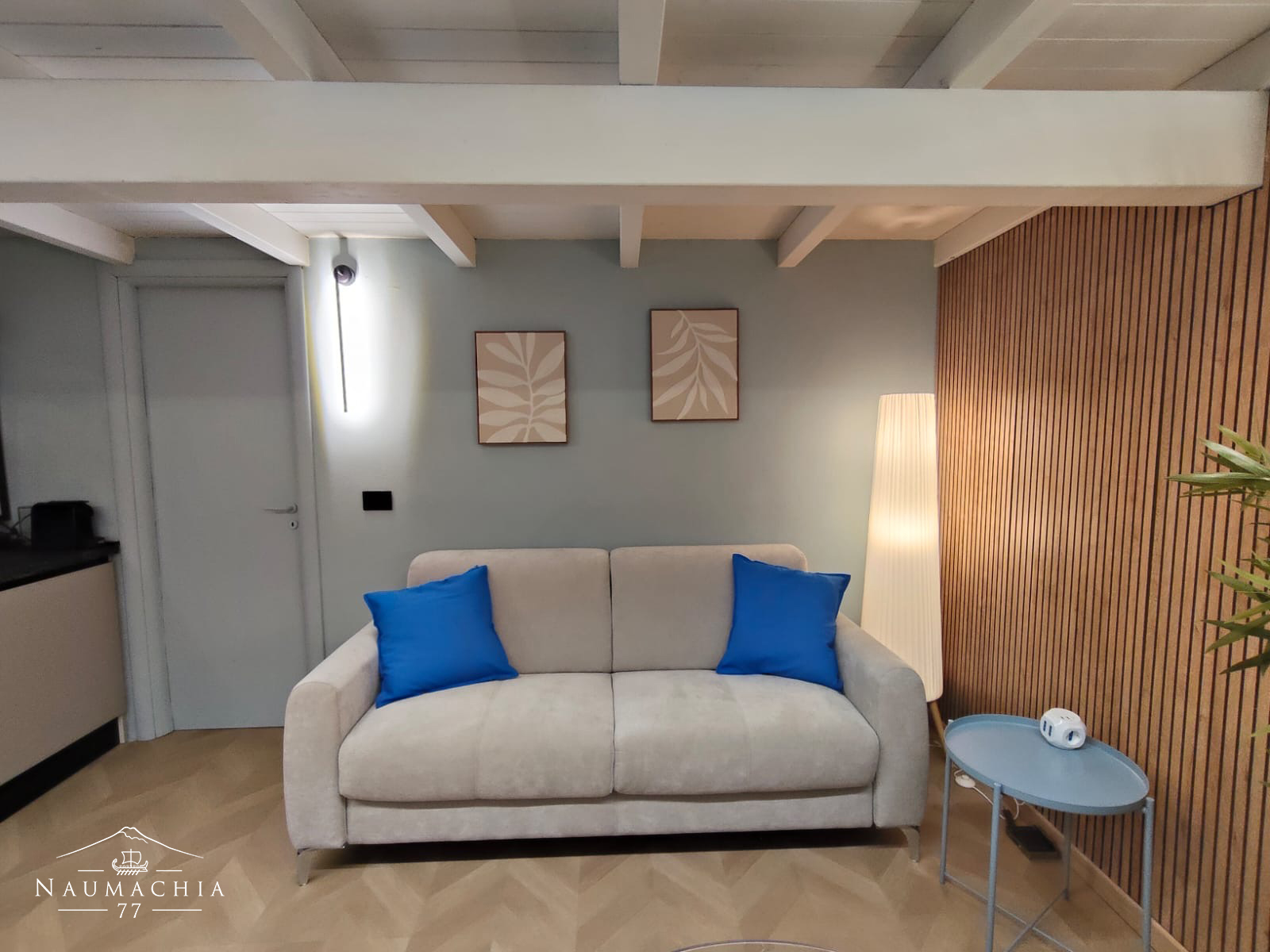 Divano beige con cuscini blu nell'area soggiorno