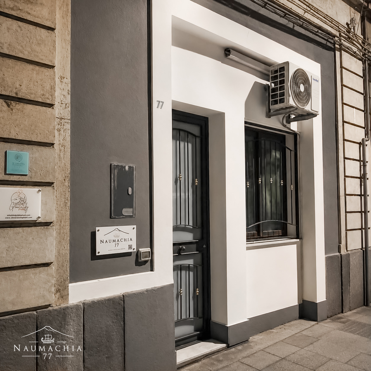 Ingresso al civico 77 di Naumachia 77, nel centro storico di Catania